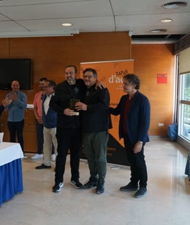 Imagen secundaria 2 - Arriba, Toni Cano con el galardón; en el medio, foto de familia de ganadores, finalistas y jurado y, sobre estas líneas, momento en el que Casa Toni recibe el premio.