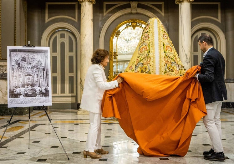 El restaurador Pedro Arrúe y la camarera de la Virgen, María Dolores Alfonso, en la 'descoberta' del manto.