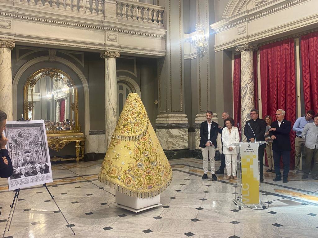 Así es el manto, al detalle, que llevará la imagen peregrina de la Mare de Déu en el Centenario de la Coronación