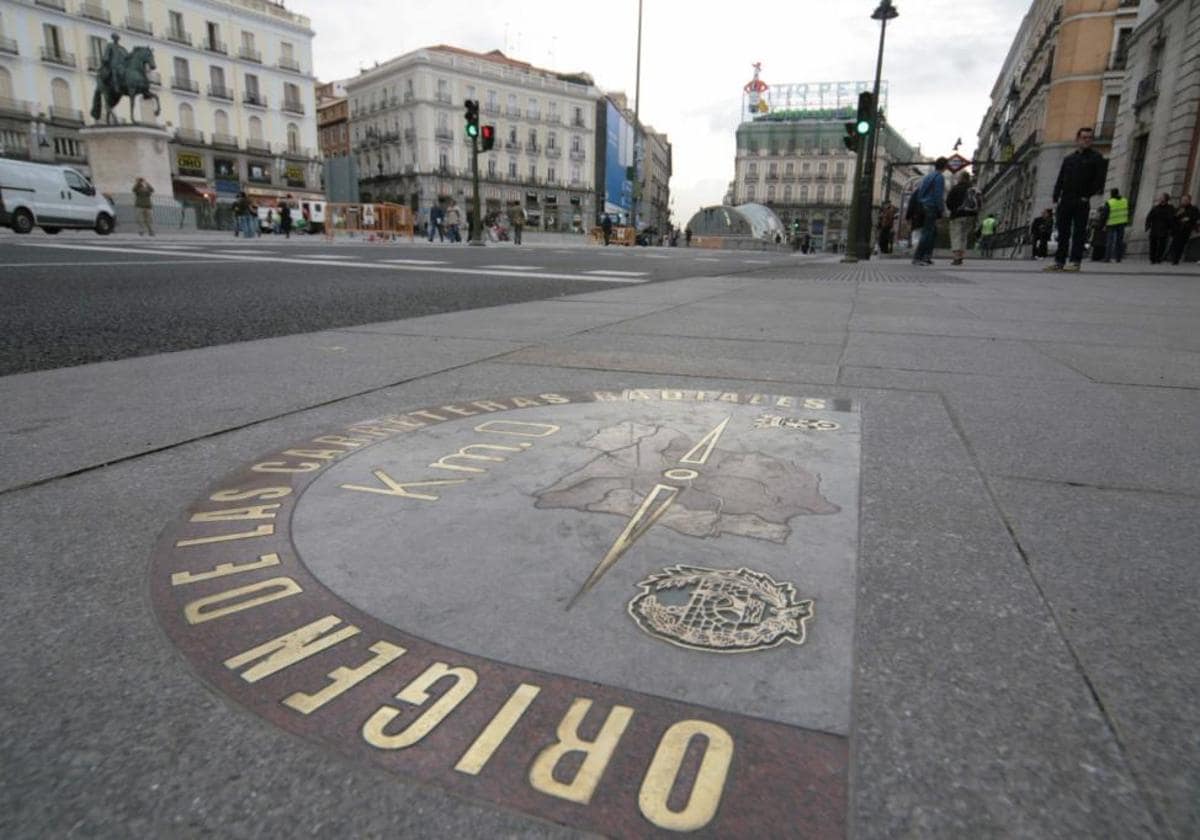 Imagen de archivo del kilómetro 0 de la Puerta del Sol, en Madrid, antes de la reforma.
