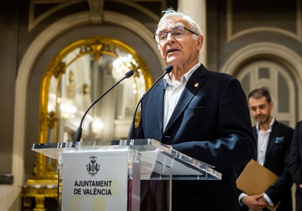 El alcalde de Valencia, Joan Ribó, en el discurso previo a la presentación de un nuevo manto para la Virgen.