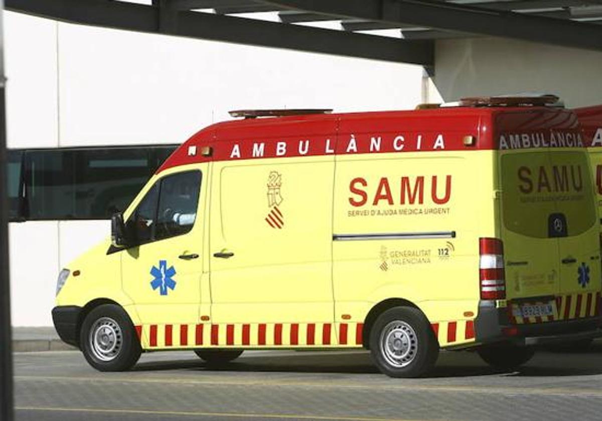 Herida una mujer al colisionar su moto y un coche en Valencia