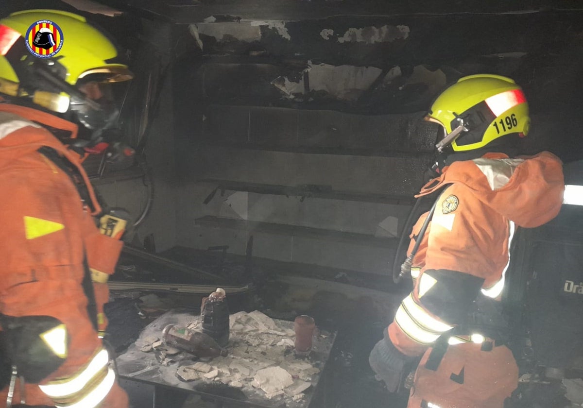 Estado en el que ha quedado la vivienda tras extinguir el fuego.