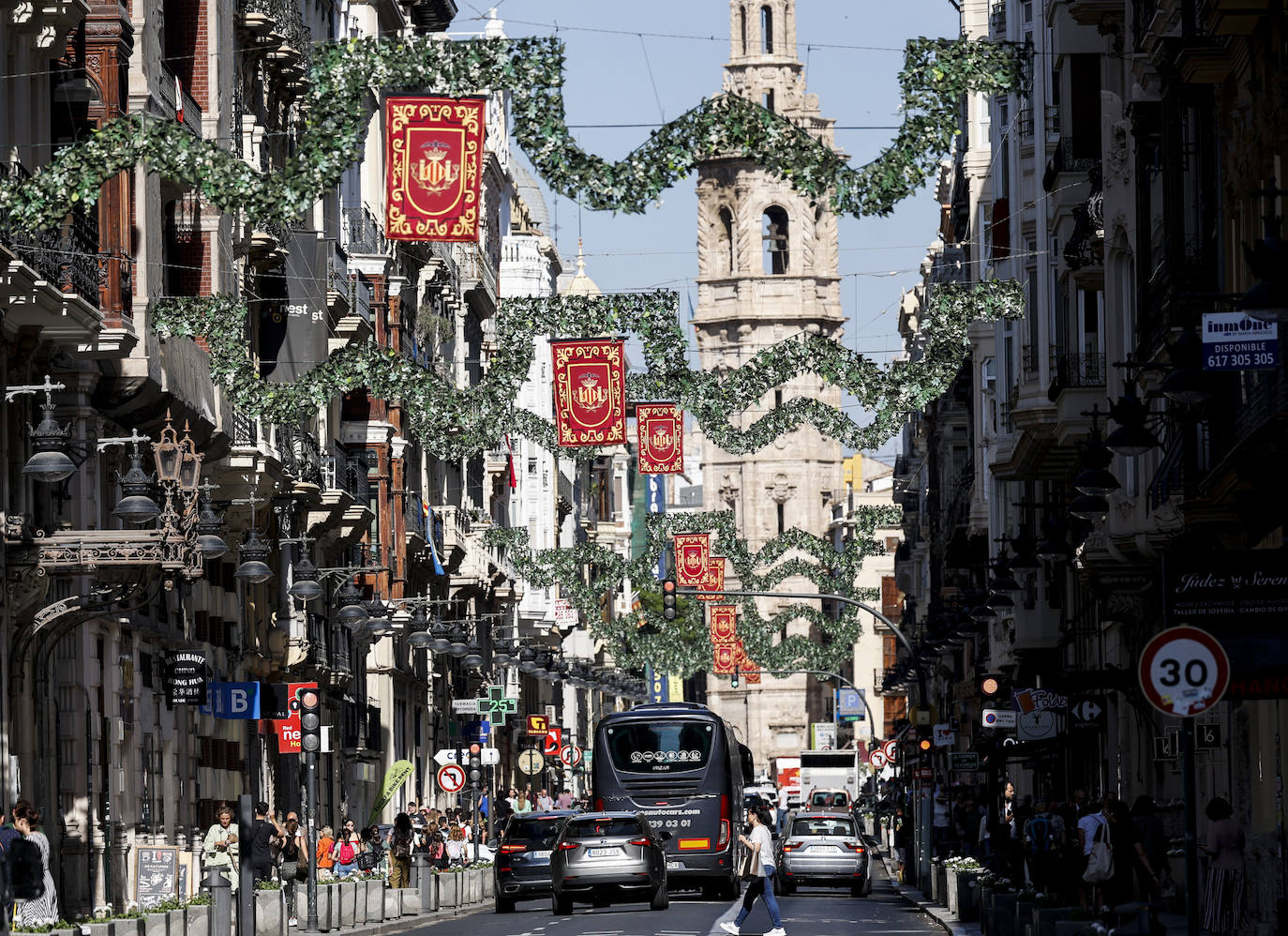 Valencia se engalana para celebrar los festejos del Centenario de la Coronación de la Virgen de los Desamparados