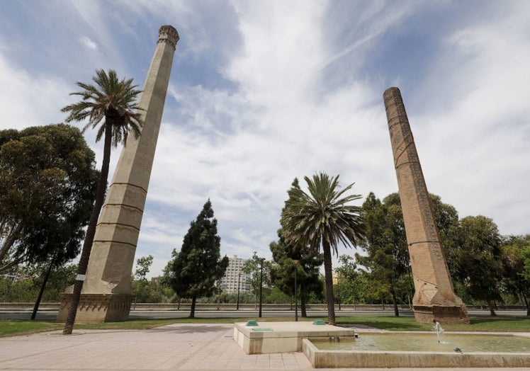 Dos chimeneas protegidas en la prolongación del paseo de la Alameda.