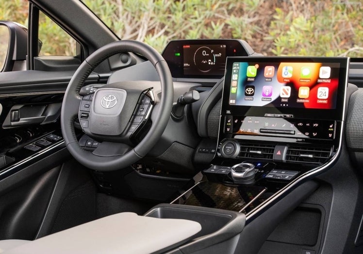 Doble pantalla en el interior y mandos táctiles para los controles de climatización.