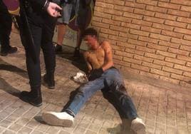 Uno de los heridos en una de las peleas de ayer en Valencia.