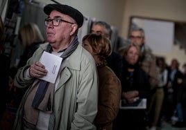 Fila de ciudadanos antes de votar.