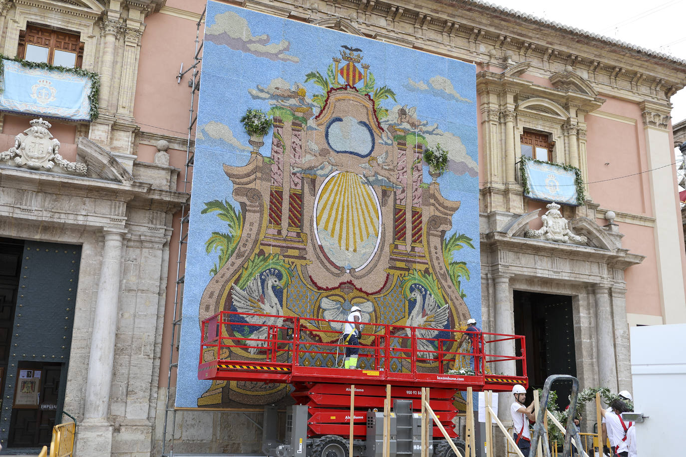 Así es el tapiz del Centenario de la Coronación de la Virgen de los Desamparados