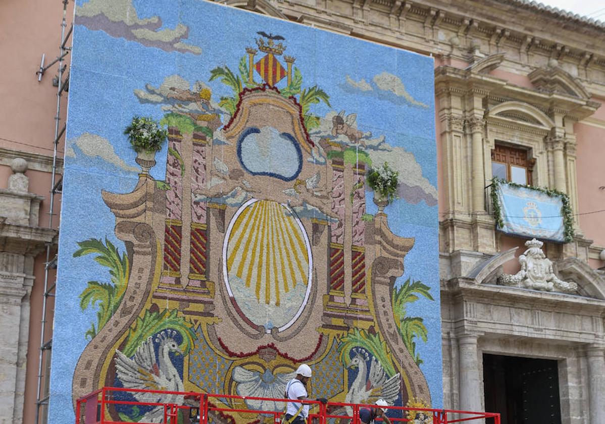 Montaje del tapiz de la Virgen en la fachada de la Basílica.