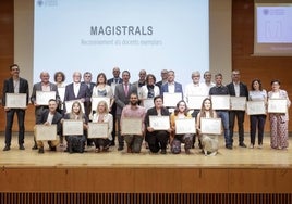 Foto de familia de los premiados, en el paraninfo de la UPV.