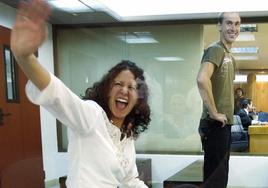 Majarenas, durante el juicio en la Audiencia Nacional, saluda sonriente junto a Mikel Orbegozo, su pareja y también miembro del 'comando Levante'