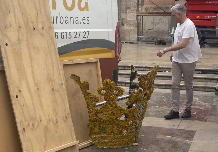 Imagen principal - Pieza de la corona y la Virgen en 3D antes del montaje y limpieza de la fuente de la plaza de la Virgen.