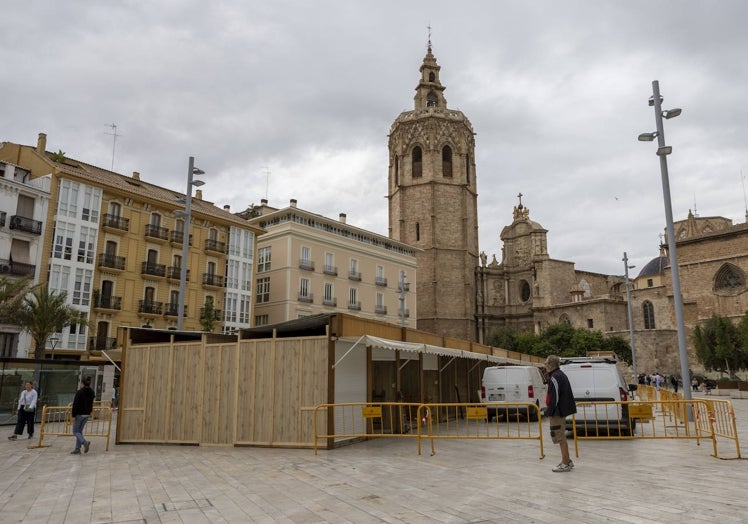 Proceso de montaje de las paradas de l'Escuraeta, en la plaza de la Reina.