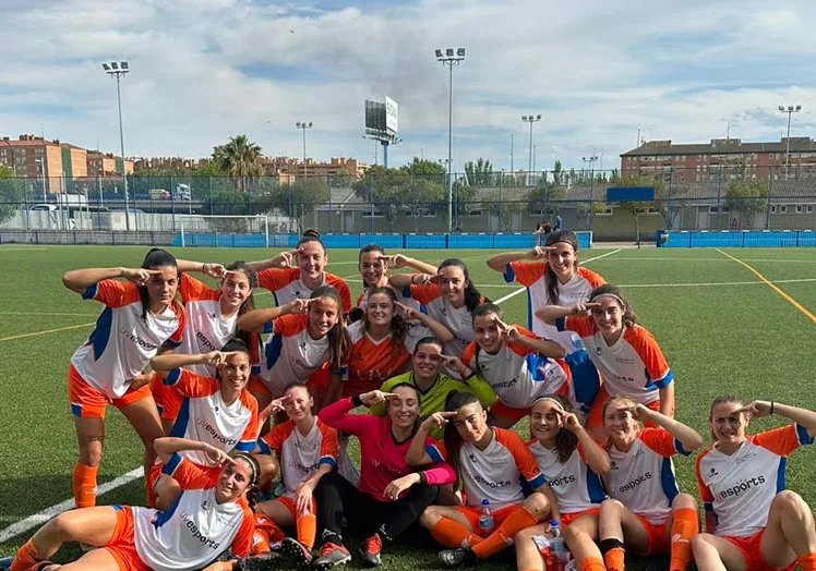 Las jugadoras del equipo de la Universitat de Valencia tras ganar la final en Zaragoza.