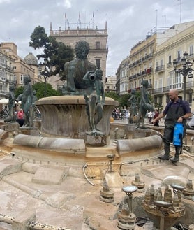 Imagen secundaria 2 - Pieza de la corona y la Virgen en 3D antes del montaje y limpieza de la fuente de la plaza de la Virgen.