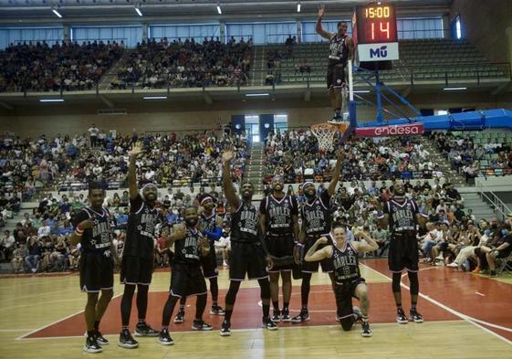 Partido de exhibicion con malabarismos y canastas imposibles.