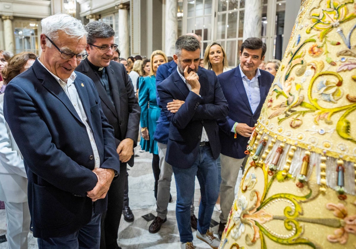 El alcalde de Valencia, Joan Ribó, en la presentación del manto que lucirá la Virgen en la procesión vespertina del domingo.