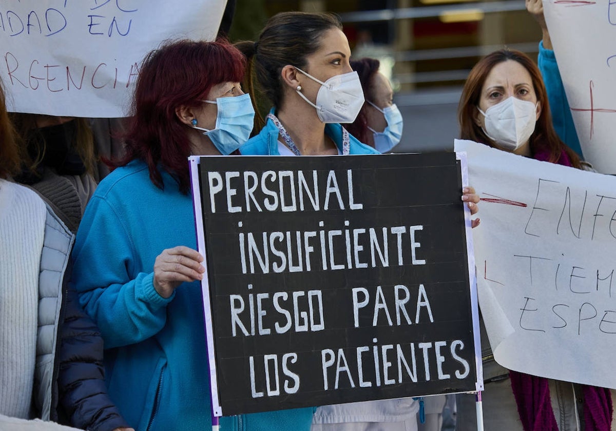 Profesionales sanitarios protestan por la falta de personal a las puertas de un hospital valenciano.