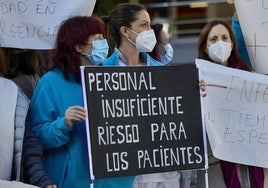 Profesionales sanitarios protestan por la falta de personal a las puertas de un hospital valenciano.