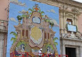 Montaje del tapiz de la Virgen en la fachada de la Basílica.