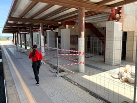 Una joven intenta salir de la estación de Tavernes donde las obras están paralizadas.