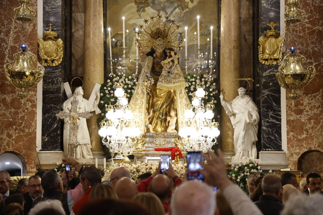 Salida extraordinaria de la talla original de la Virgen de los Desamparados