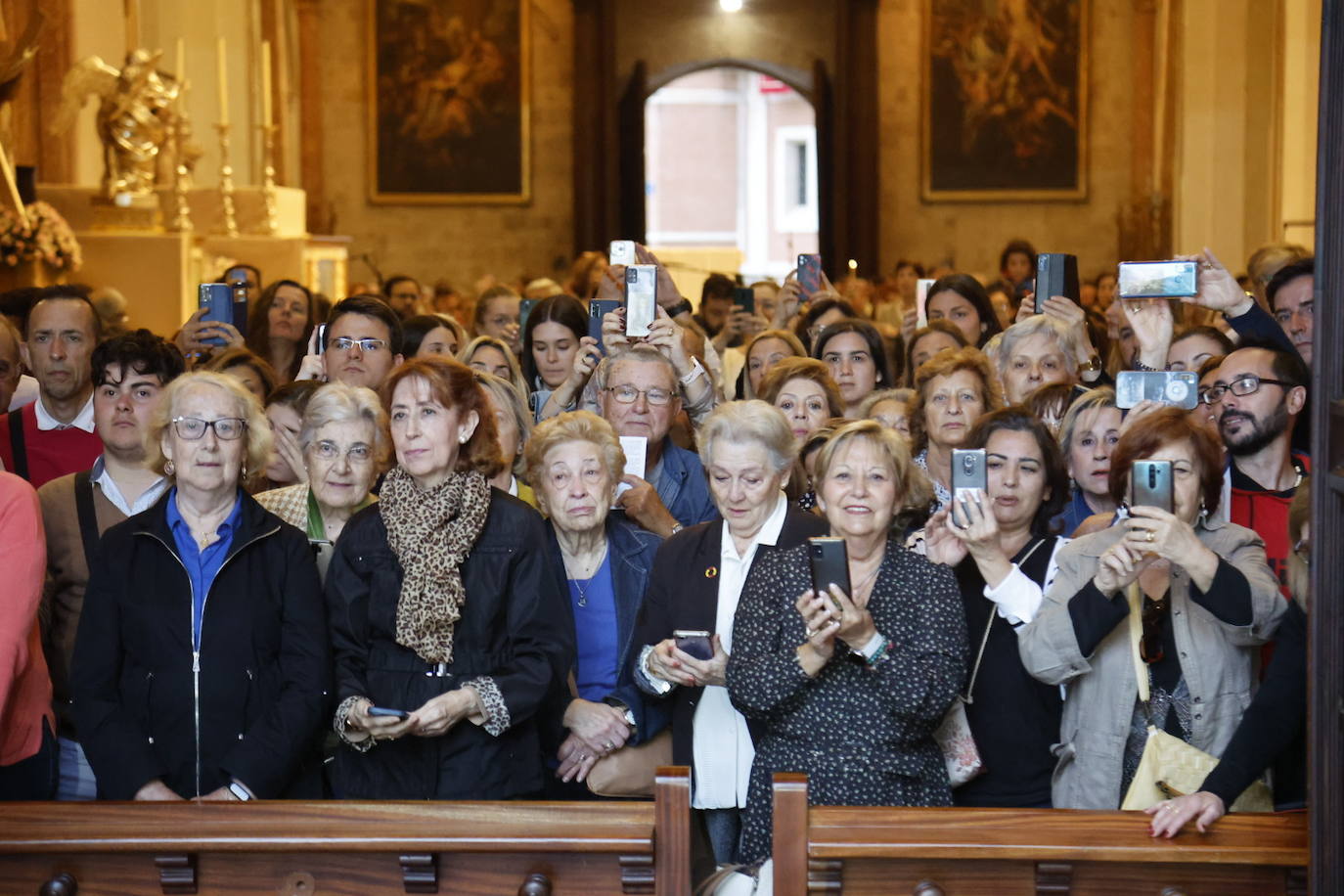 Salida extraordinaria de la talla original de la Virgen de los Desamparados