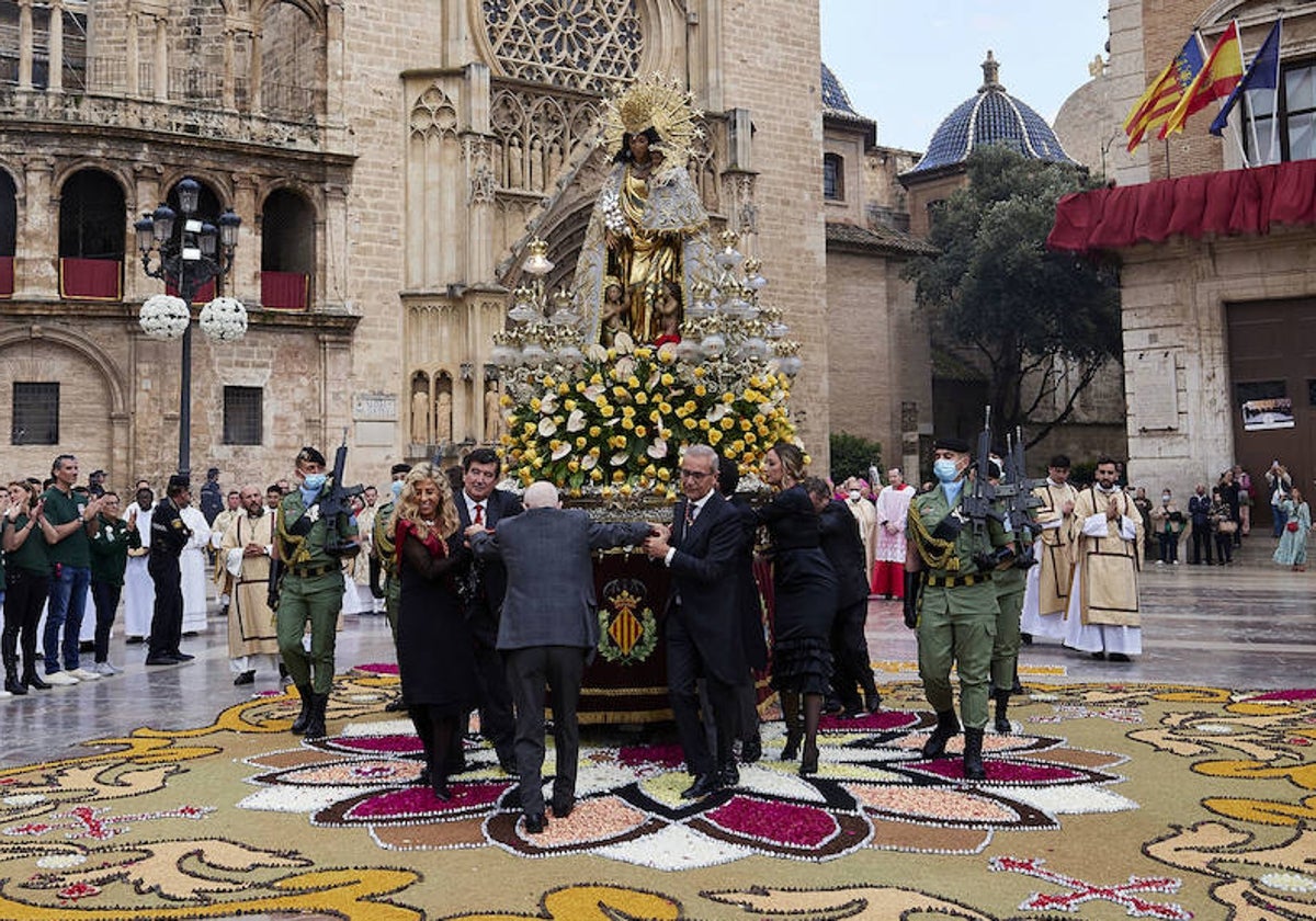 El piquete militar, junto a la imagen de la Virgen el pasado año.