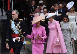 La Reina Letizia con un traje rosa chicle de Carolina Herrera, color que también eligió Matilde de Bélgica, justo detrás de ella.