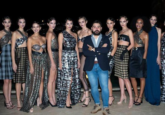 Francisco Sáez, rodeado de modelos con sus creaciones.