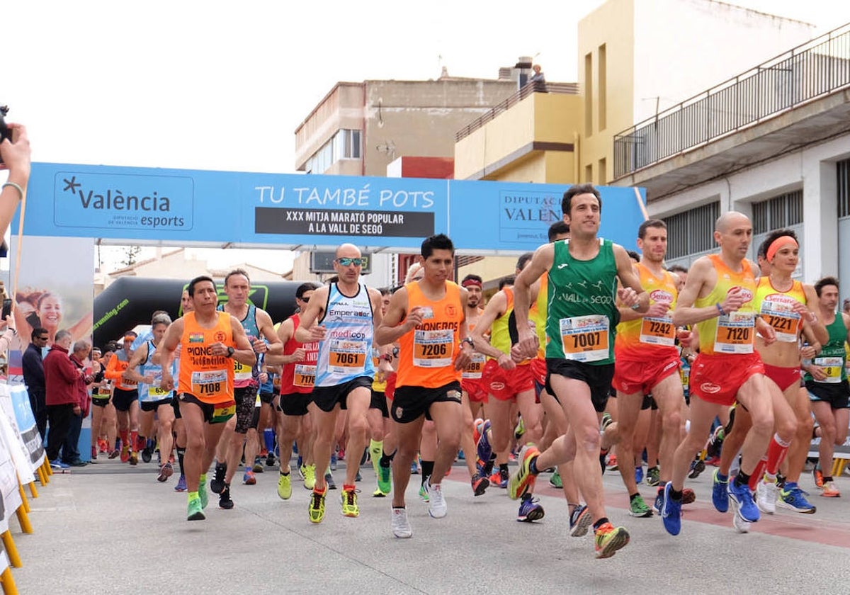 Participantes en la XXX Mitja Marató Popular a la Vall de Segó.