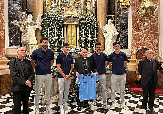 Los capitanes del Levante, Postigo, Iborra, Rober Pier y Pepelu en la Basílica de la Virgen de los Desamparados