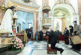 El arzobispo emérito de Valencia, Antonio Calizares, junto a la Virgen, en un acto del Besamanos.