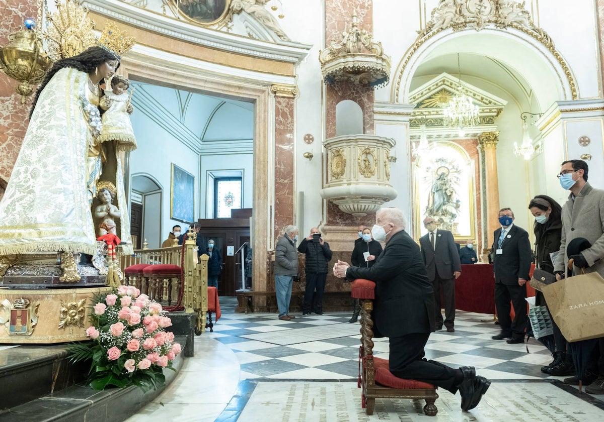 El arzobispo emérito de Valencia, Antonio Calizares, junto a la Virgen, en un acto del Besamanos.
