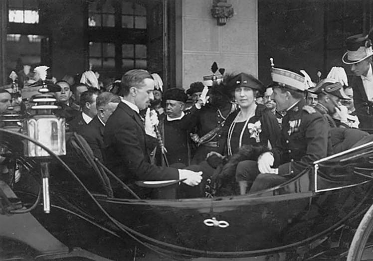 Imagen principal - Así contó LAS PROVINCIAS la coronación de la Virgen de los Desamparados hace 100 años