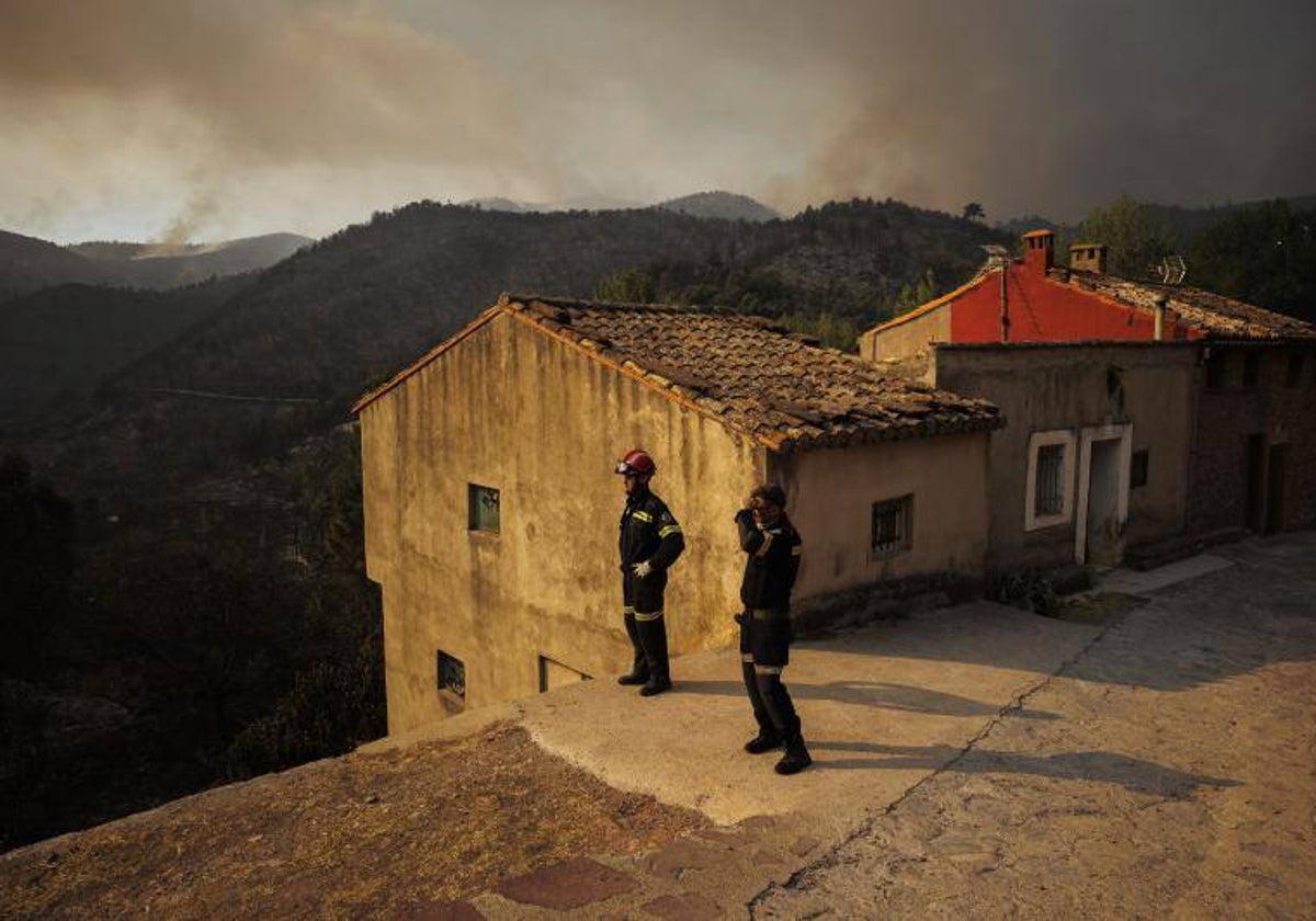 Agentes de la Guardia Civil durante la extinción de un fuego.