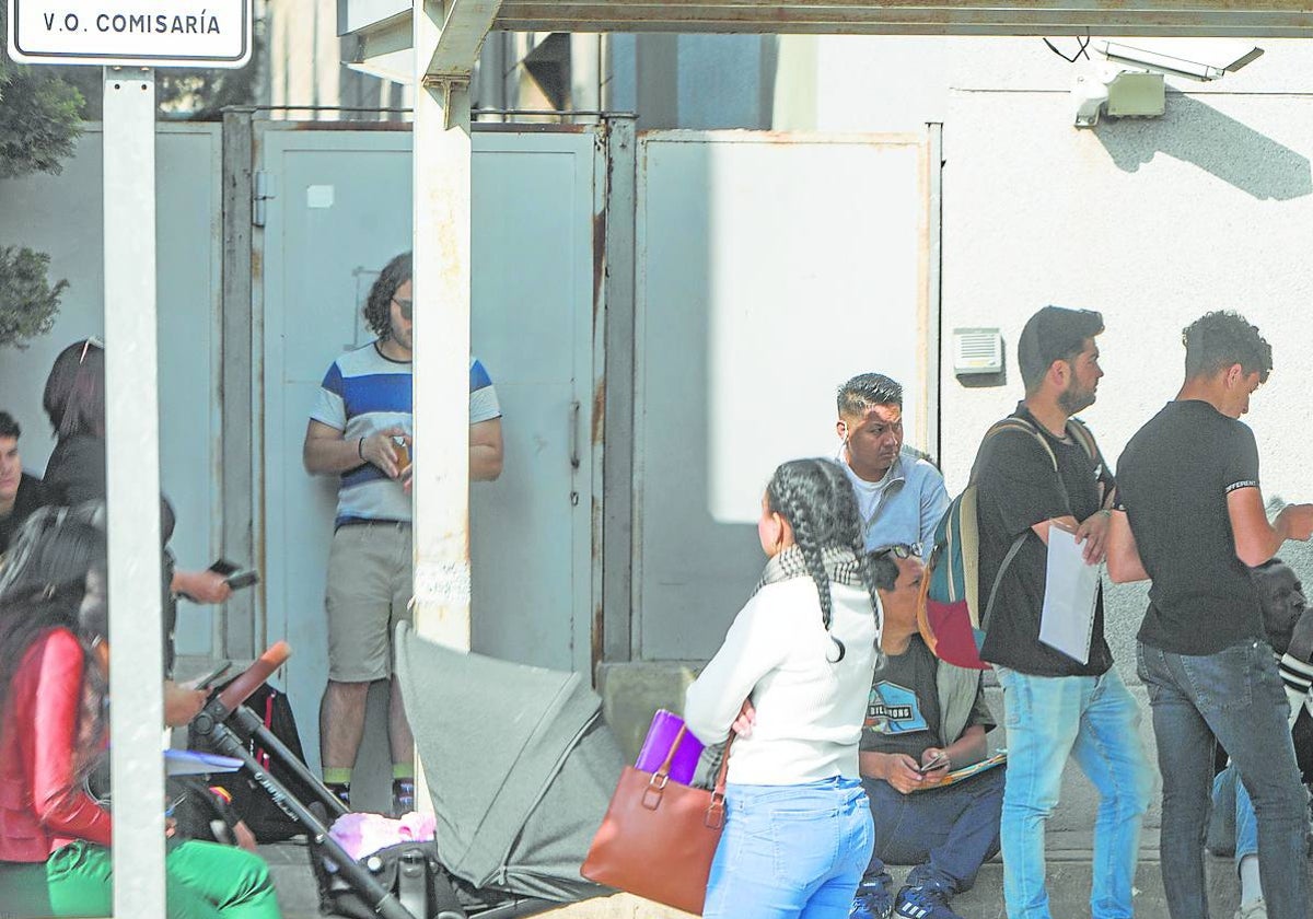 La cola a las puertas de la Jefatura de Extranjería de Valencia.