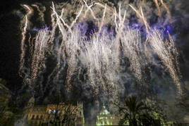 Mascletà nocturna en la Plaza del Ayuntamiento de Valencia.