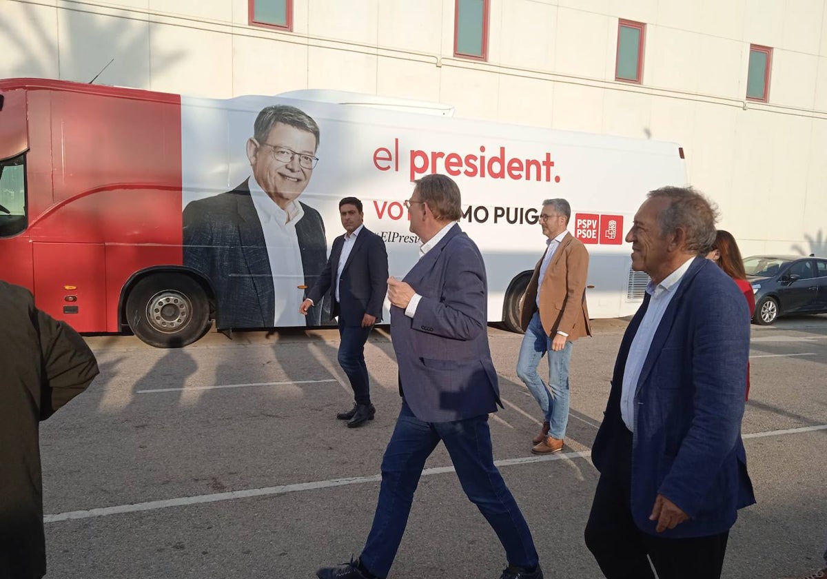 Puig pasa junto al autobús con su rostro aparcado en Alzira.