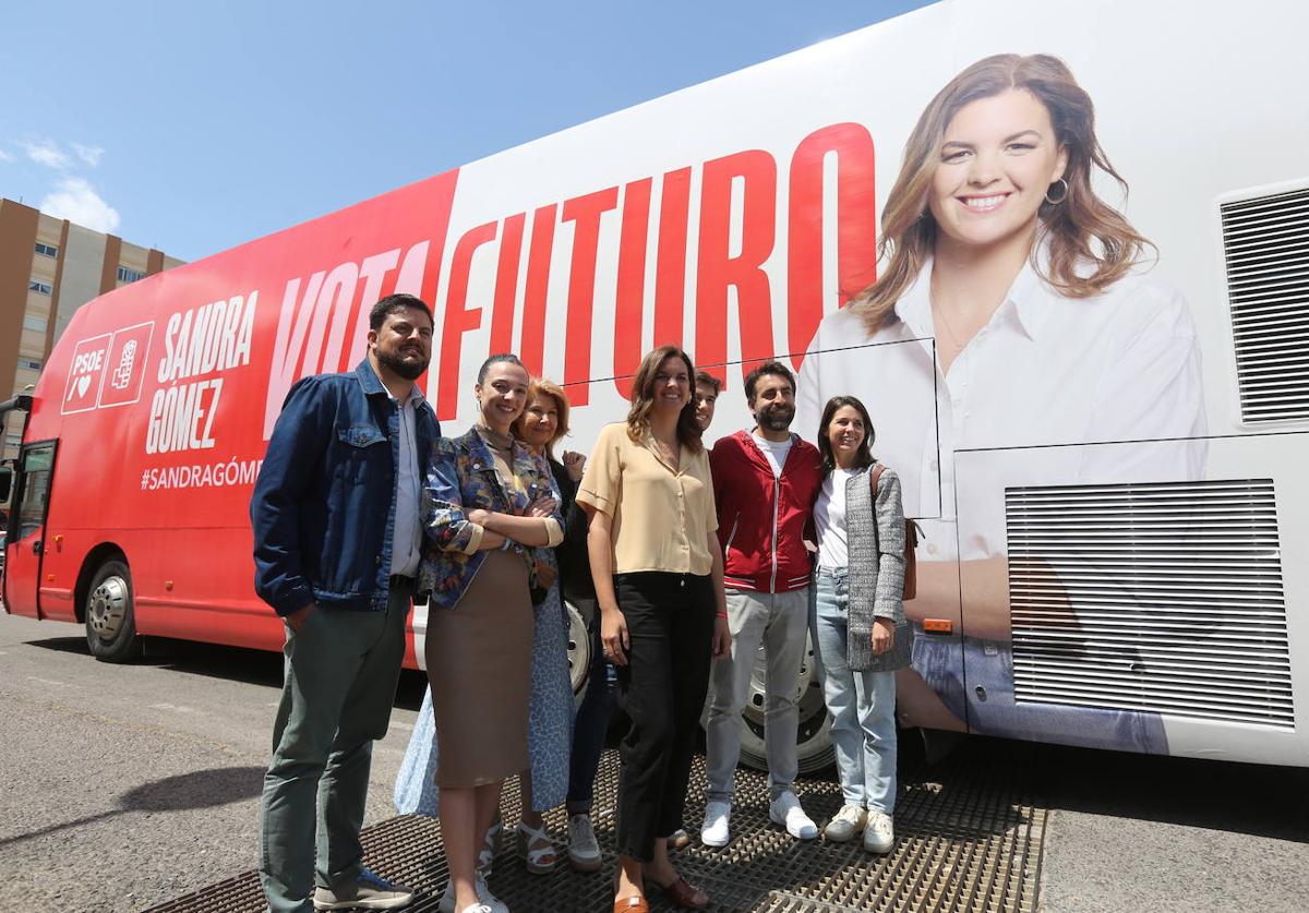 Sandra Gómez presenta el autobús de su campaña electoral.