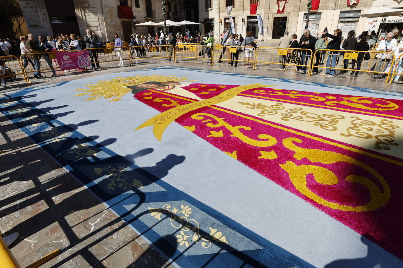 Así es la gran alfombra con la imagen de la Virgen de los Desamparados