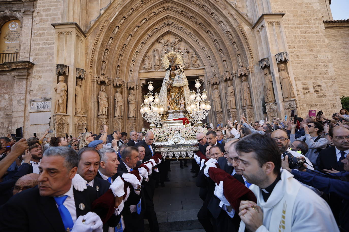 Las mejores imágenes de la procesión extraordinaria por el centenario de la Coronación de la Virgen de los Desamparados