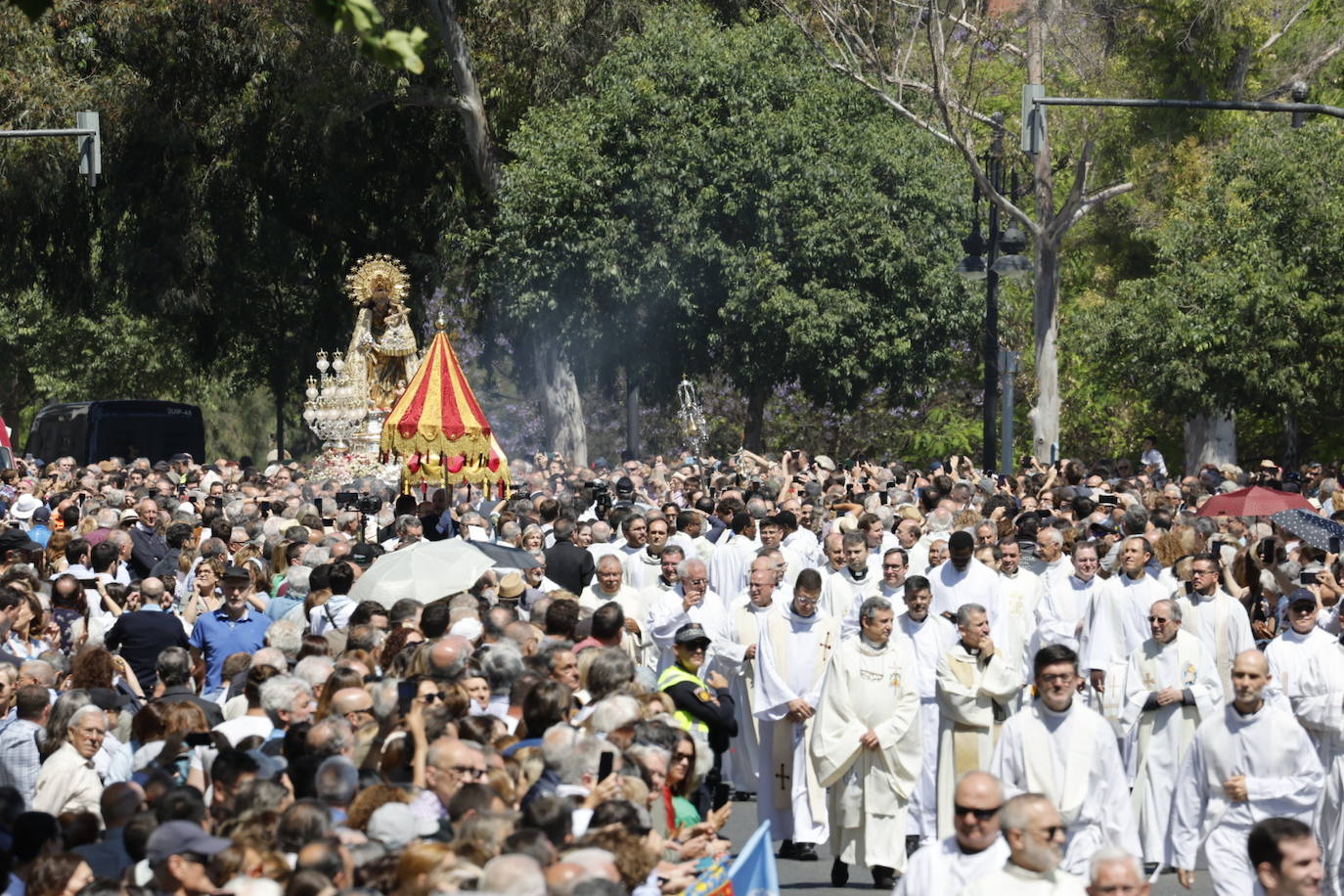 Las mejores imágenes de la procesión extraordinaria por el centenario de la Coronación de la Virgen de los Desamparados