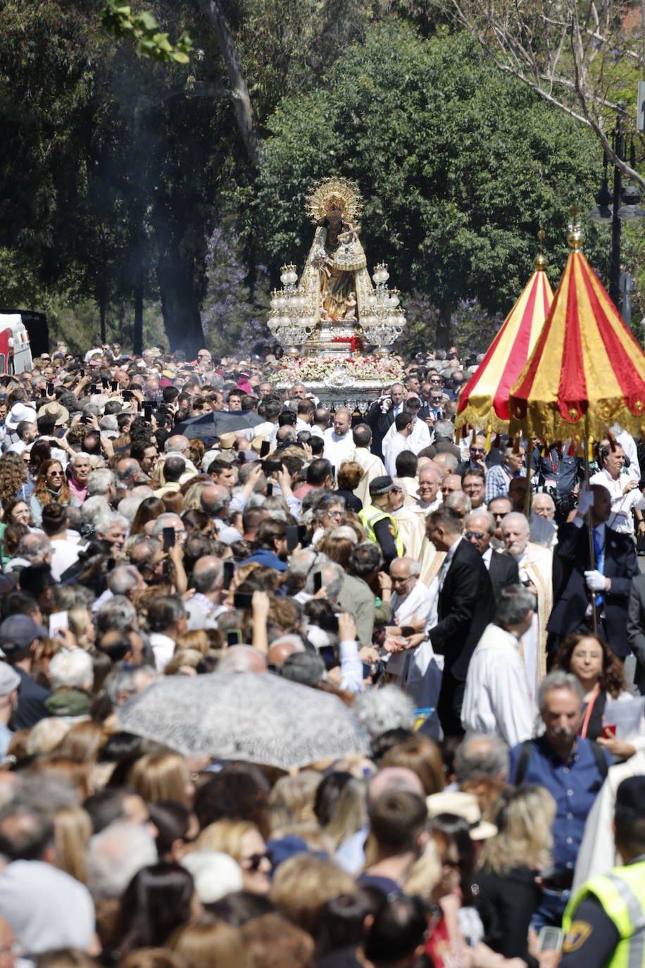 Las mejores imágenes de la procesión extraordinaria por el centenario de la Coronación de la Virgen de los Desamparados