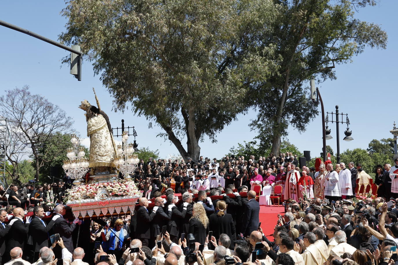 Las mejores imágenes de la procesión extraordinaria por el centenario de la Coronación de la Virgen de los Desamparados