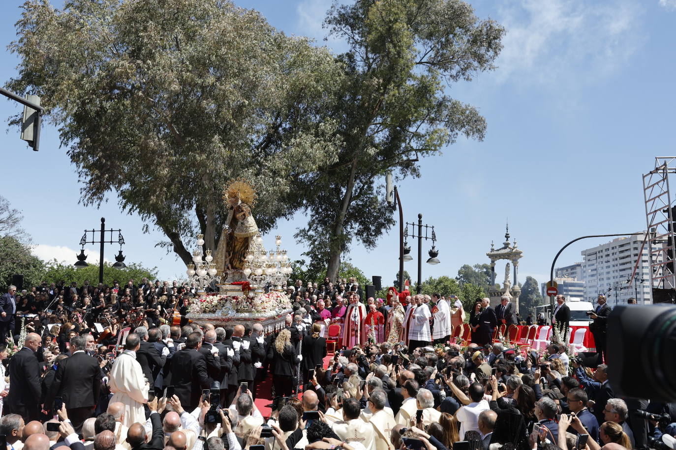 Las mejores imágenes de la procesión extraordinaria por el centenario de la Coronación de la Virgen de los Desamparados