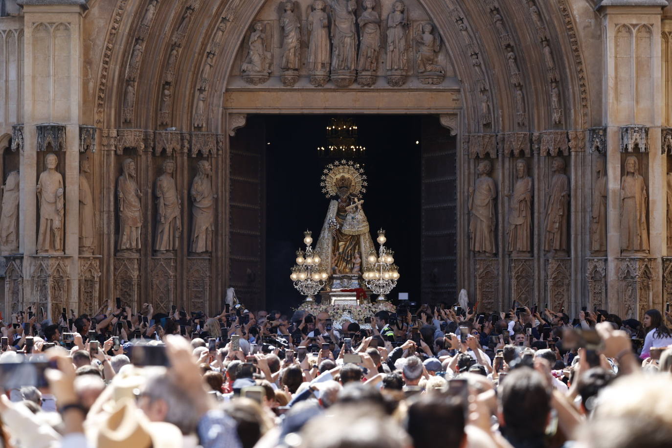 Las mejores imágenes de la procesión extraordinaria por el centenario de la Coronación de la Virgen de los Desamparados