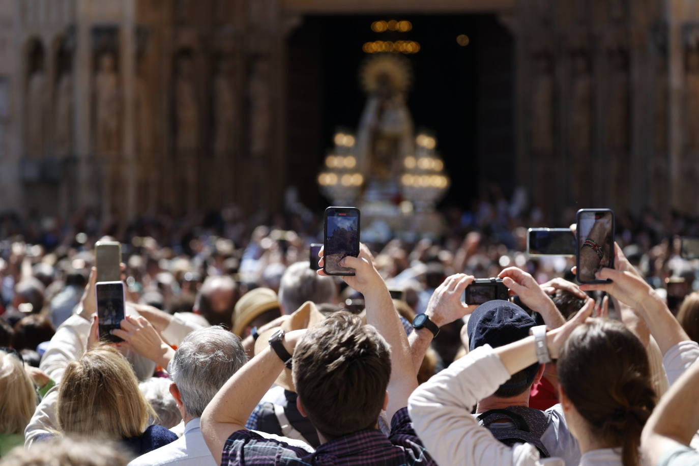 Las mejores imágenes de la procesión extraordinaria por el centenario de la Coronación de la Virgen de los Desamparados