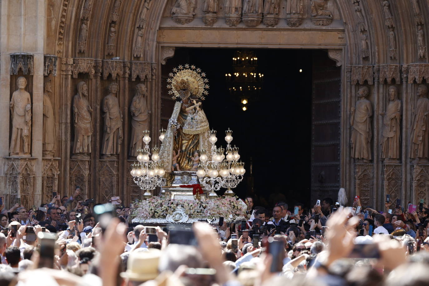 Las mejores imágenes de la procesión extraordinaria por el centenario de la Coronación de la Virgen de los Desamparados